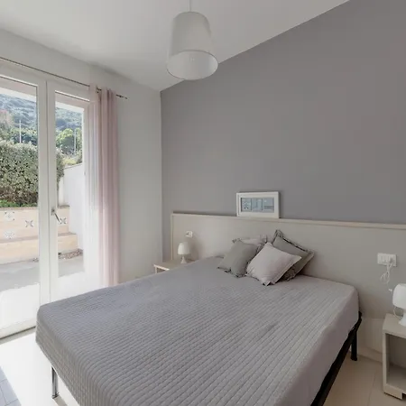 Sea View With Air Conditioning And Garden